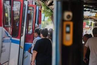 Passageiros embarcando em ônibus em Campo Grande (Foto: Marcos Maluf/Arquivo)