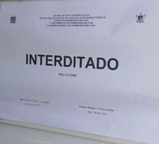 Cartaz afixado na escola informa sobre interdição (Foto: divulgação) 