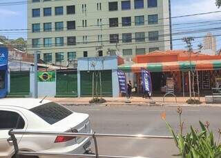 À esquerda da bandeira, sala onde deveria funcionar a empresa Cid Nogueira Fidelis (Foto: MS em Brasília)