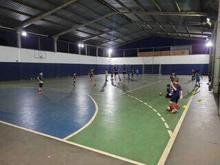 Meninos fazendo atividade durante treino em quadra (Foto: Gabriel de Matos)