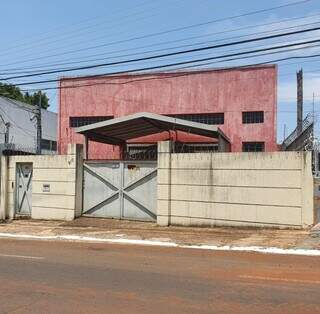 Prédio abandonado, informado como sede da JC Hipólito Taques (Foto: MS em Brasília)