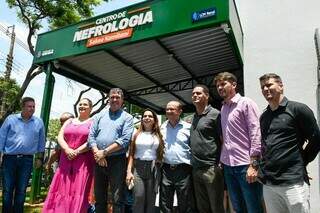 Autoridades posam para foto em frente ao novo Centro de Nerologia de Naviraí (Foto: Bruno Rezende)