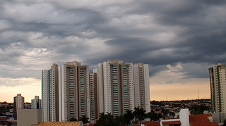 Céu nublado visto do Vivendas do Bosque, em Campo Grande (Foto: Direto das Ruas)