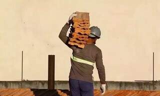 Profissional da construção civil durante obra na Capital (Foto: Arquivo/Campo Grande News)