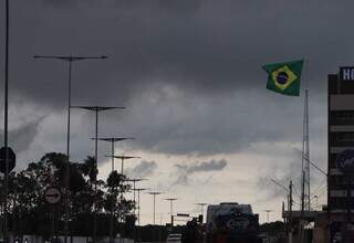 Com nuvens escuras, dia virou noite no Santo Antônio (Foto: Osmar Veiga)