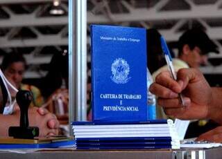 Trabalhadores e carteiras de Trabalho e Previdência Social (Foto: Marcelo Casal Júnior/Agência Brasil)