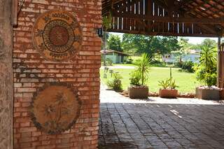 Fazenda está localizada em uma região de cultura indígena forte, o que pode ser observado nas decorações (Foto: Barbara Campiteli)