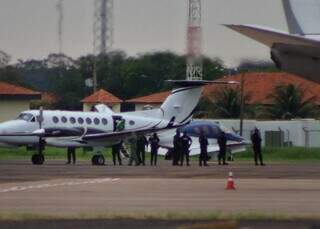 Desembarque do bicheiro na pista do Aeroporto Internacional de Campo Grande (Foto: Osmar Veiga)