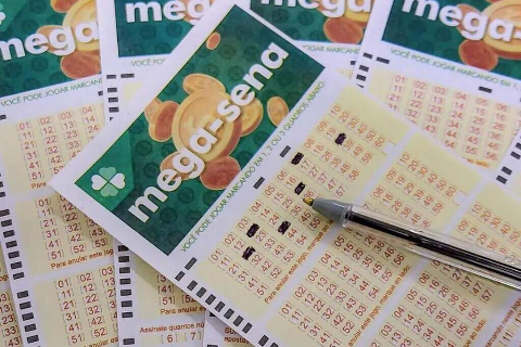 Mega-Sena acumula, mas premia 70 apostas de MS com a quadra