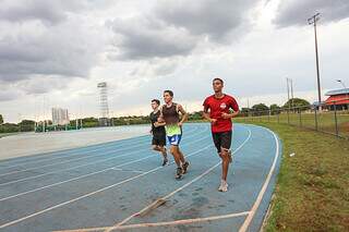 Atletas treinando na pista de atletismo do Parque Ayrton Senna (Foto: Paulo Francis/Arquivo) 