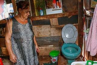 Suely mostra melhorias em banheiro de seu barraco (Foto: Paulo Francis)