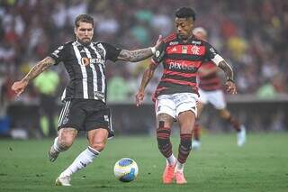 Jogadores disputam a posse da bola no gramado do Maracanã. (Foto: Marcelo Cortez/Flamengo)