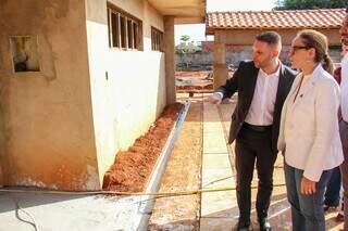 O secretário municipal de Educação, Lucas Bittencourt, mostra à presidente do FNDE, Fernanda Pacobahyba, o andamento das obras na Emei São Conrado (Foto: Juliano Almeida).