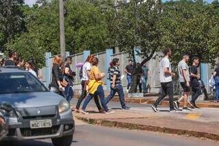 Candidatos chegam em local de provas para concurso em Campo Grande (Foto: Marcos Maluf/Arquivo)