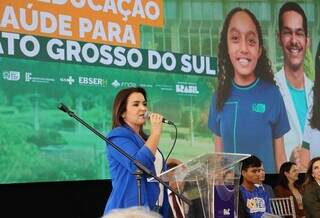 Prefeita falou sobre cortes nas despesas ao participar de evento da educação esta manhã (Foto: Osmar Veiga)