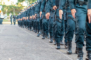 Militares enfileirados durante cerimônia, em 2022. (Foto: Arquivo/Campo Grande News)