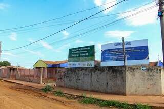 Fachada da Emei São Conrado, em Campo Grande, uma das obras que foi retomada (Foto: Juliano Almeida)