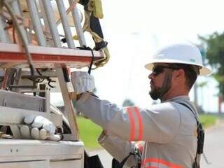 Funcionário da concessionária de energia durante trabalho (Foto: Campo Grande News/Arquivo)