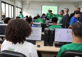 Sala de tecnologia do IFMS; ao fundo, estudante faz foto com o ministro da Educação (Foto: Osmar Veiga)