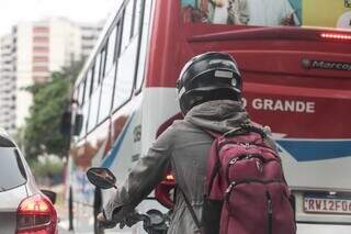 Motociclista precisou usar o casaco para se proteger do friozinho (Foto: Marcos Maluf)