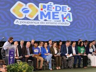 Todas as autoridades presentes na cerimônia, que aconteceu no IFMS (Foto: Osmar Veiga)