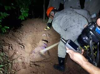 Corpo da vítima que estava enterrado após o crime (Foto: arquivo)