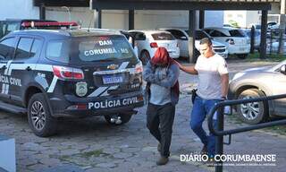 Homem usava um casaco com capuz para esconder o rosto. (Foto: Anderson Gallo/Diário Corumbaense)