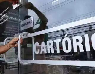 Porta de Cartório, em Campo Grande, sendo trancada (Foto: Arquivo/Campo Grande News)