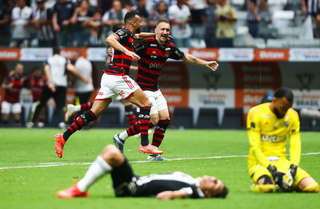 Jogadores do Flamengo celebram gol sobre o Galo (Foto: Gilvan de Souza/CRF)