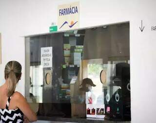 Paciente procurando remédio em farmácia de posto de saúde (Foto: Henrique Kawaminami/Arquivo)