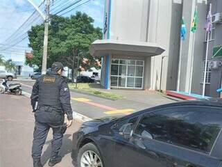 Gaeco em frente à prefeitura durante operação deflagrada nesta manhã (Foto: Direto das Ruas) 