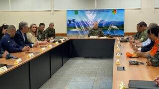 Autoridades reunidas durante coletiva realizada no Comando Militar do Oeste para falar sobre a operação Pantanal II (Foto: Antonio Bispo) 