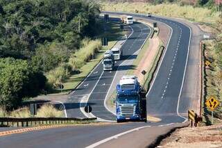 Carretas em trecho da BR-163 (Foto: Divulgação/CCR MSVia)