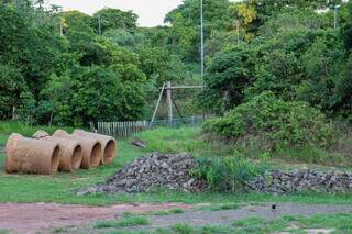 Material que seria usado em obra está abandonado há dois anos no mesmo local (Foto: Juliano Almeida) 