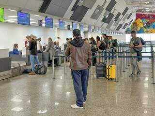 Pessoas aguardando chek-in no Aeroporto Internacional de Campo Grande (Foto: Marcos Maluf)