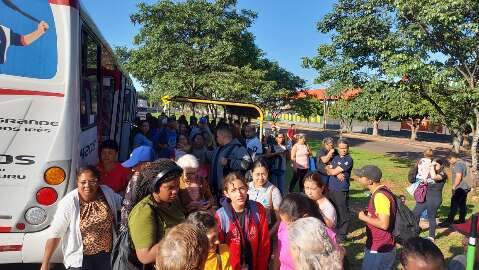 No horário de pico, idosa cai de ônibus lotado e é socorrida pelo Samu