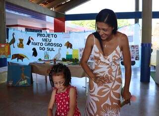 Edilene e Eloah na mostra na tarde desta quinta-feira (Foto: Osmar Veiga)