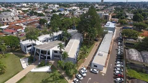 Homem mostra pênis para crianças em escola e ameaça funcionária com facão