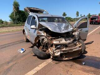 Carro ficou com a frente completamente destruída após colisão (Foto: Bruna Marques)