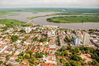 Município de Corumbá visto de cima, com o Rio Paraguai ao fundo (Foto: Divulgação)