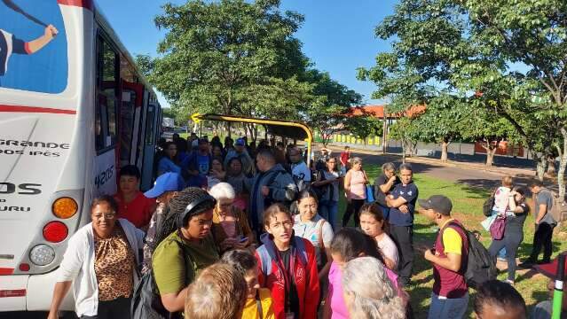 No hor&aacute;rio de pico, idosa cai de &ocirc;nibus lotado e &eacute; socorrida pelo Samu