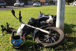 Motocicleta caída no canteiro após atingir poste (Foto: Enryck Sena)