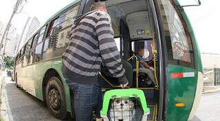 Homem embarcando com cão em ônibus. (Foto: Reprodução Agems)