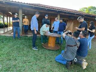 Roseli assinando a entrega da fazenda. (Foto: Divulgação Polícia Militar)