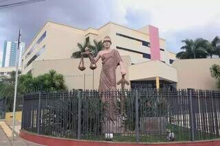 Estátua da deusa Thêmis em frente ao fórum, onde foi realizada a audiência de custódia (Foto: Paulo Francis | Arquivo)