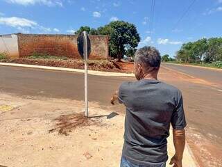 Alex mostra placa instalada três dias após seu filho morrer (Foto: Marcos Maluf)