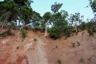 Paredão de terra passou por processo de erosão e deixou cerca pendurada (Foto: Juliano Almeida) 