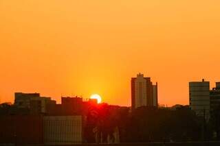 Sol visto nesta manhã em Campo Grande (Foto: Marcos Maluf)