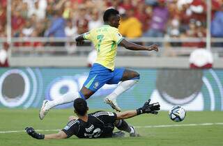 Vini Júnior, com a posse da bola. (Foto: Rafael Ribeiro/CBF)