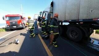 Caminhoneiro se distrai filmando paisagem, bate em ve&iacute;culo parado e morre 